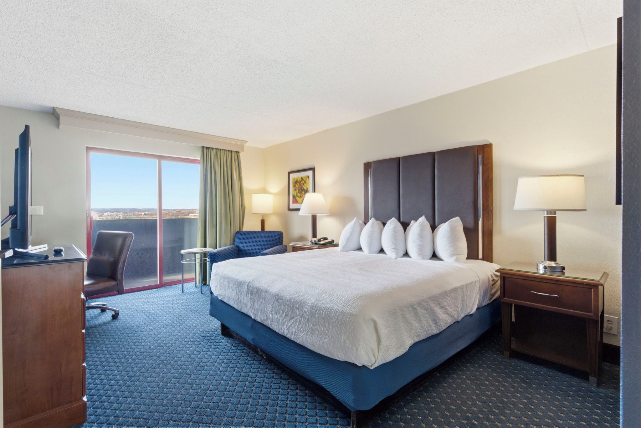 King Suite | In-room safe, desk, blackout curtains, iron/ironing board