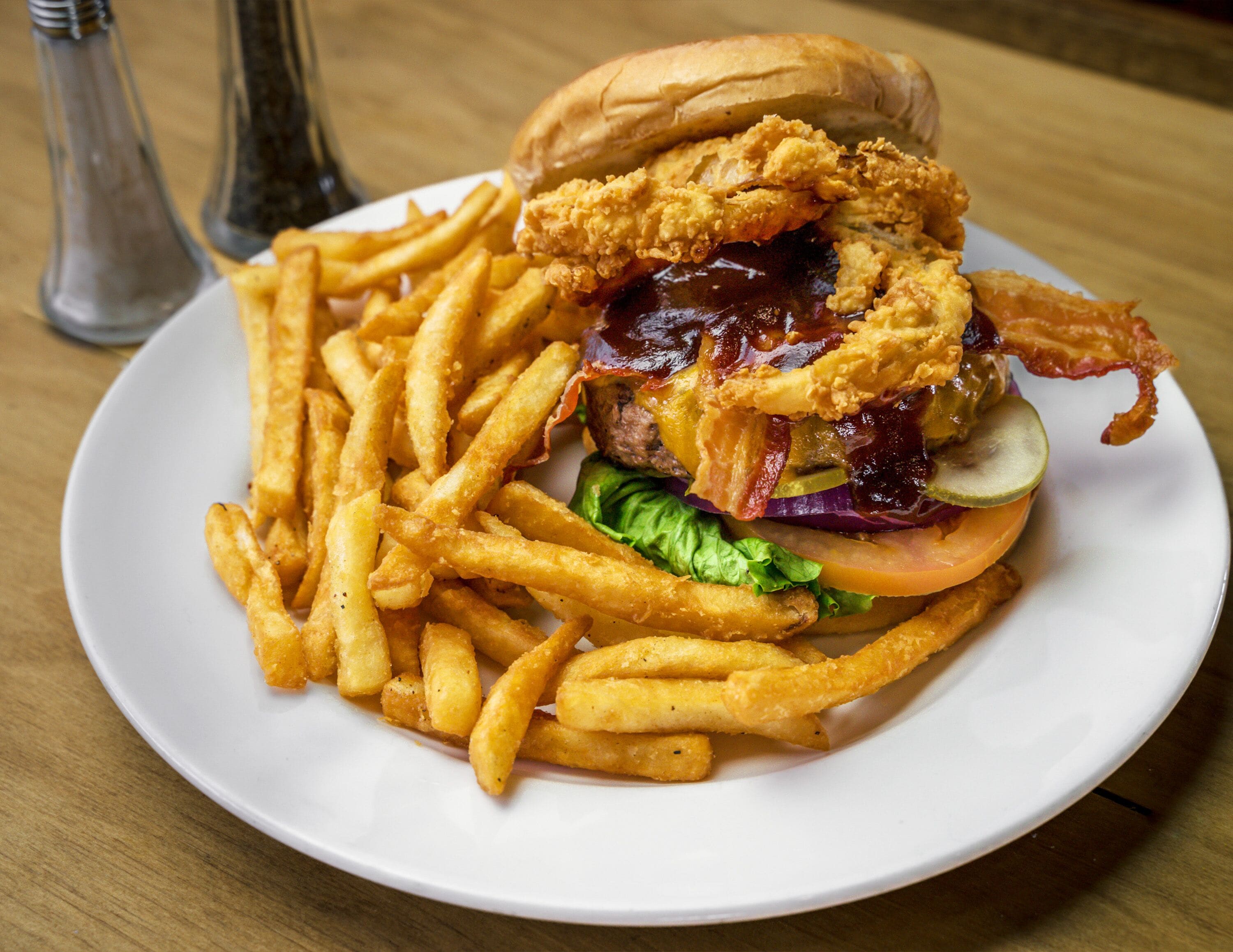 Un plato con un sándwich y papas fritas.