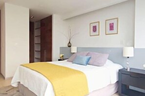 2 bedrooms, desk, iron/ironing board, WiFi