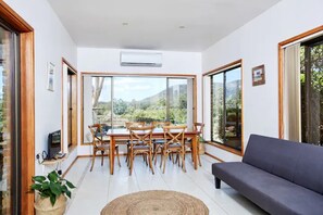 Téléviseur connecté, foyer, lecteur de DVD, livres