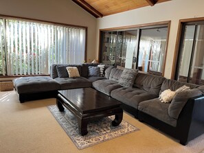 Smart TV, fireplace, DVD player, books - A rural retreat on 15 acres with swimming pool and direct river access. (Clarence Town)