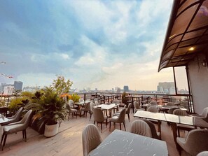 Bar (on property) - The H Hotel Phnom Penh (Phnom Penh)