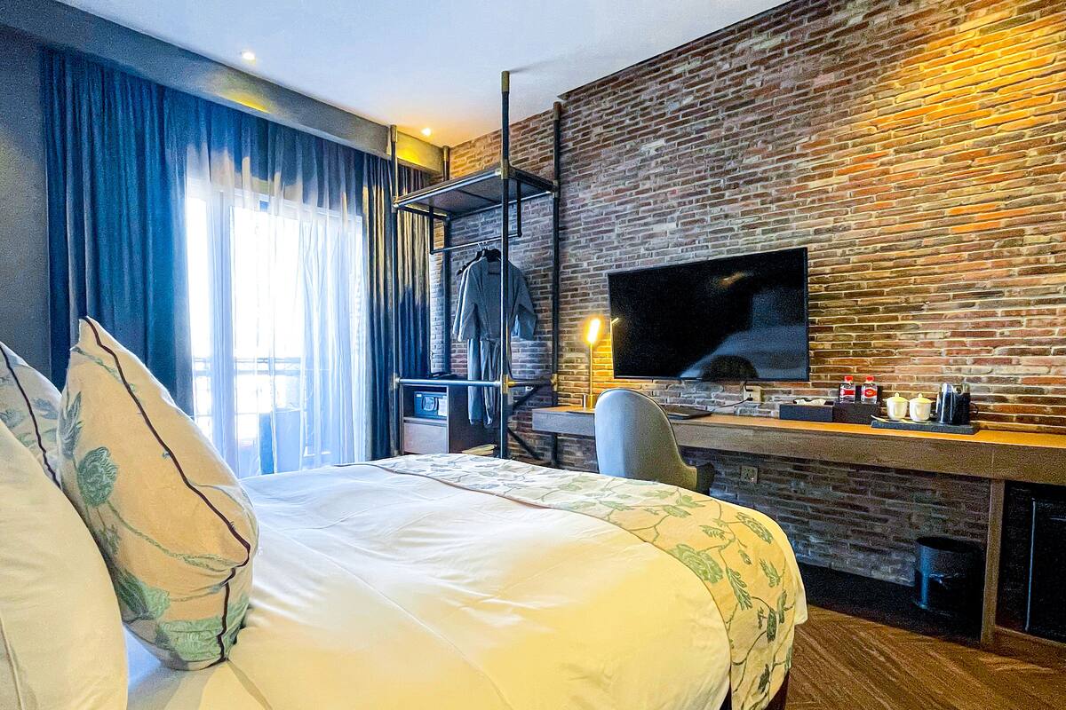 Habitación doble Deluxe | Minibar, escritorio, tabla de planchar con plancha y ropa de cama