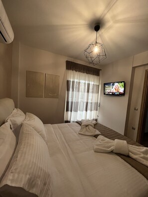 4 bedrooms, desk, iron/ironing board, free WiFi - Palmyra Athens -Luxury Greek villa - just 5 min from the beach (Alimos)