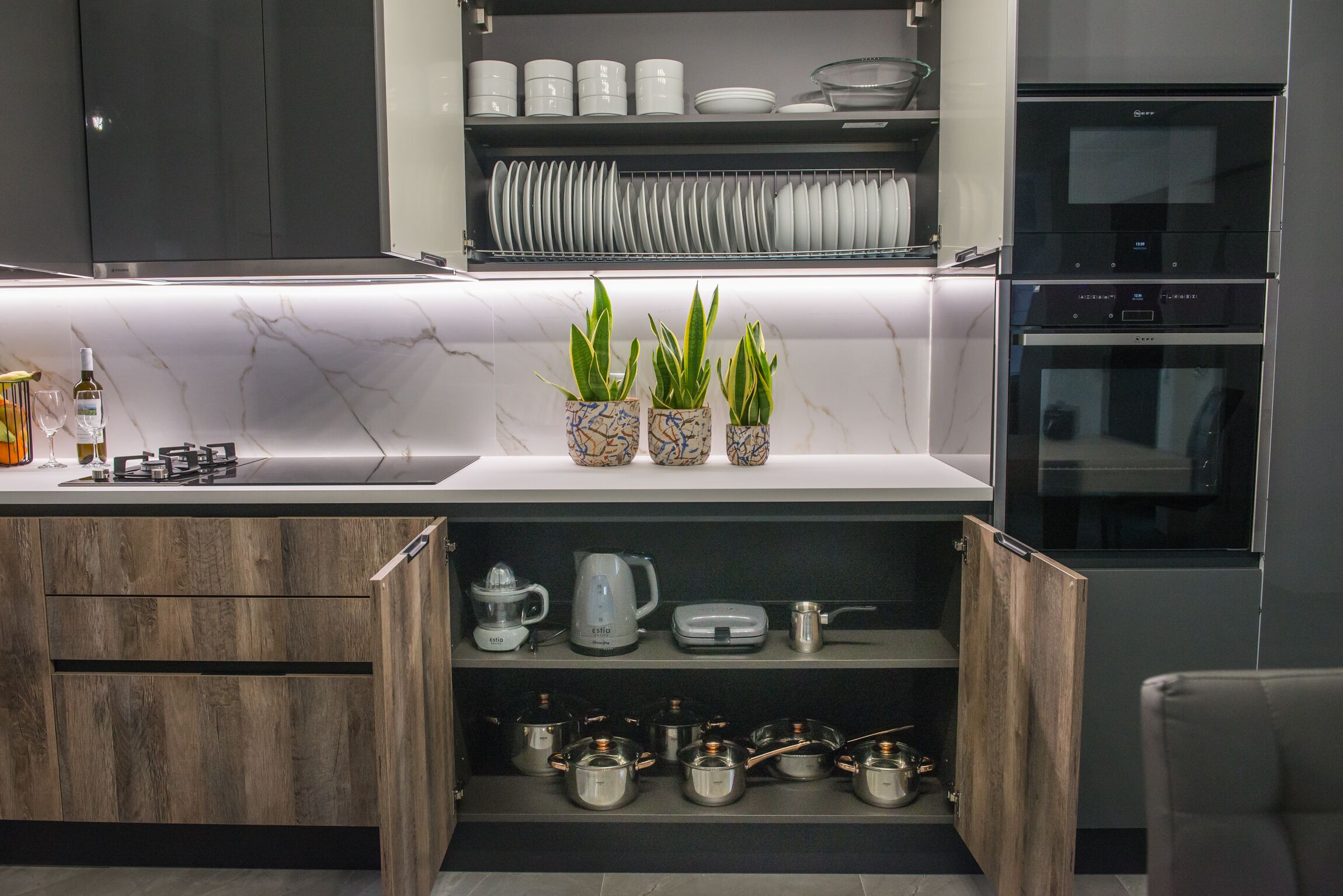 Kühlschrank, Mikrowelle, Ofen, Geschirrspüler