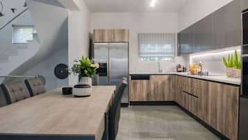 Kjøleskap, mikrobølgeovn, ovn og oppvaskmaskin