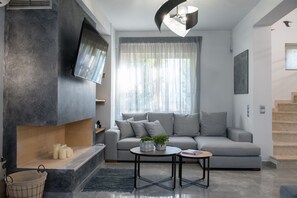 Smart TV, fireplace, video games - Palmyra Athens -Luxury Greek villa - just 5 min from the beach (Alimos)