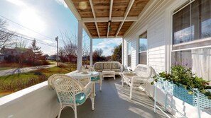 Outdoor dining - Laughton House @ Pemaquid Beach (Bristol)