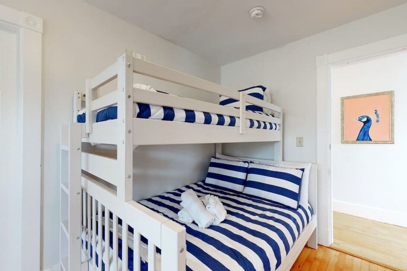 4 chambres, bureau, fer et planche à repasser, lit de bébé portatif