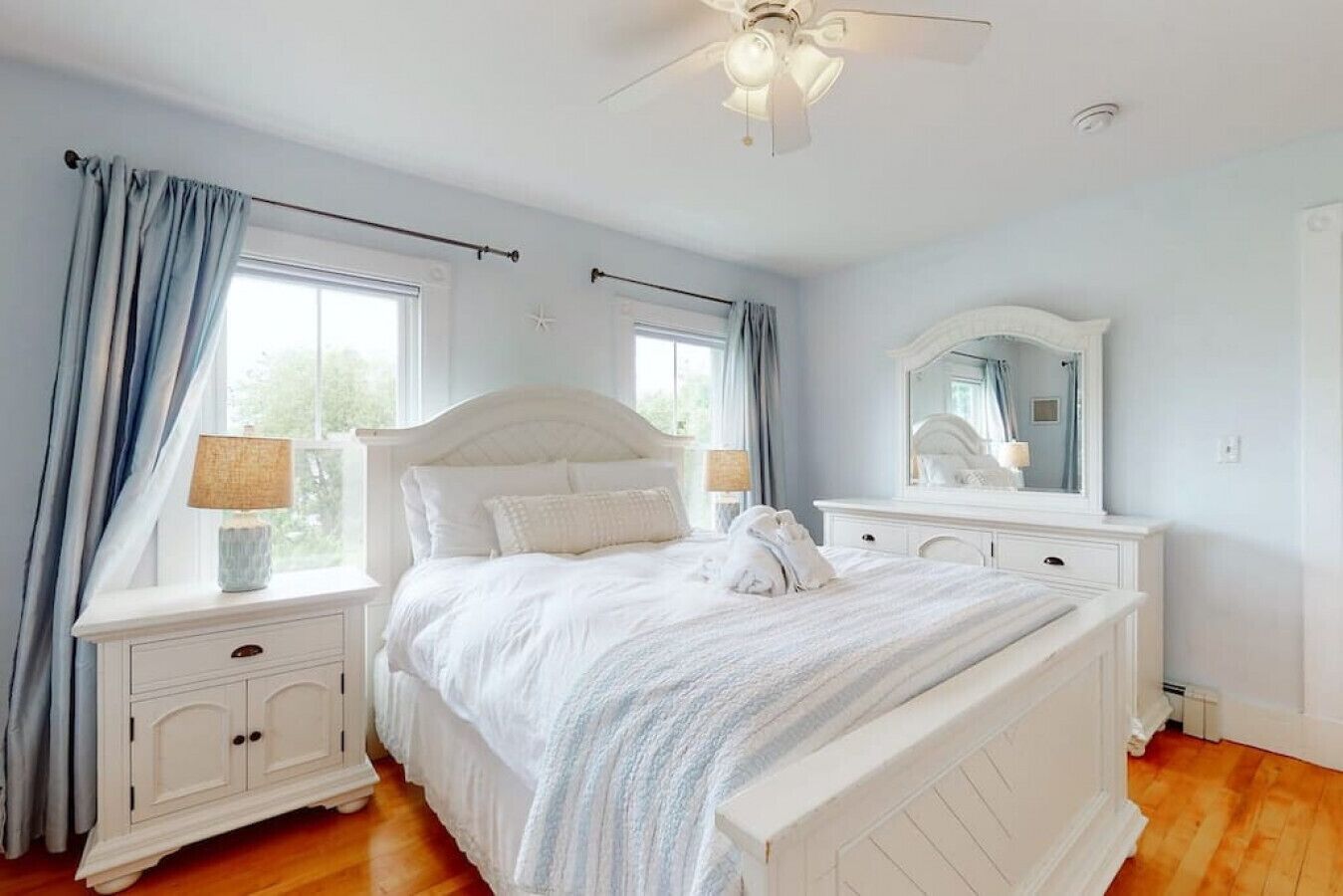 4 bedrooms, desk, iron/ironing board, travel crib