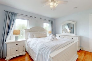 4 bedrooms, desk, iron/ironing board, travel crib