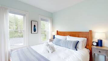 4 quartos, escrivaninha, ferros/tábuas de passar roupa, berço de viagem