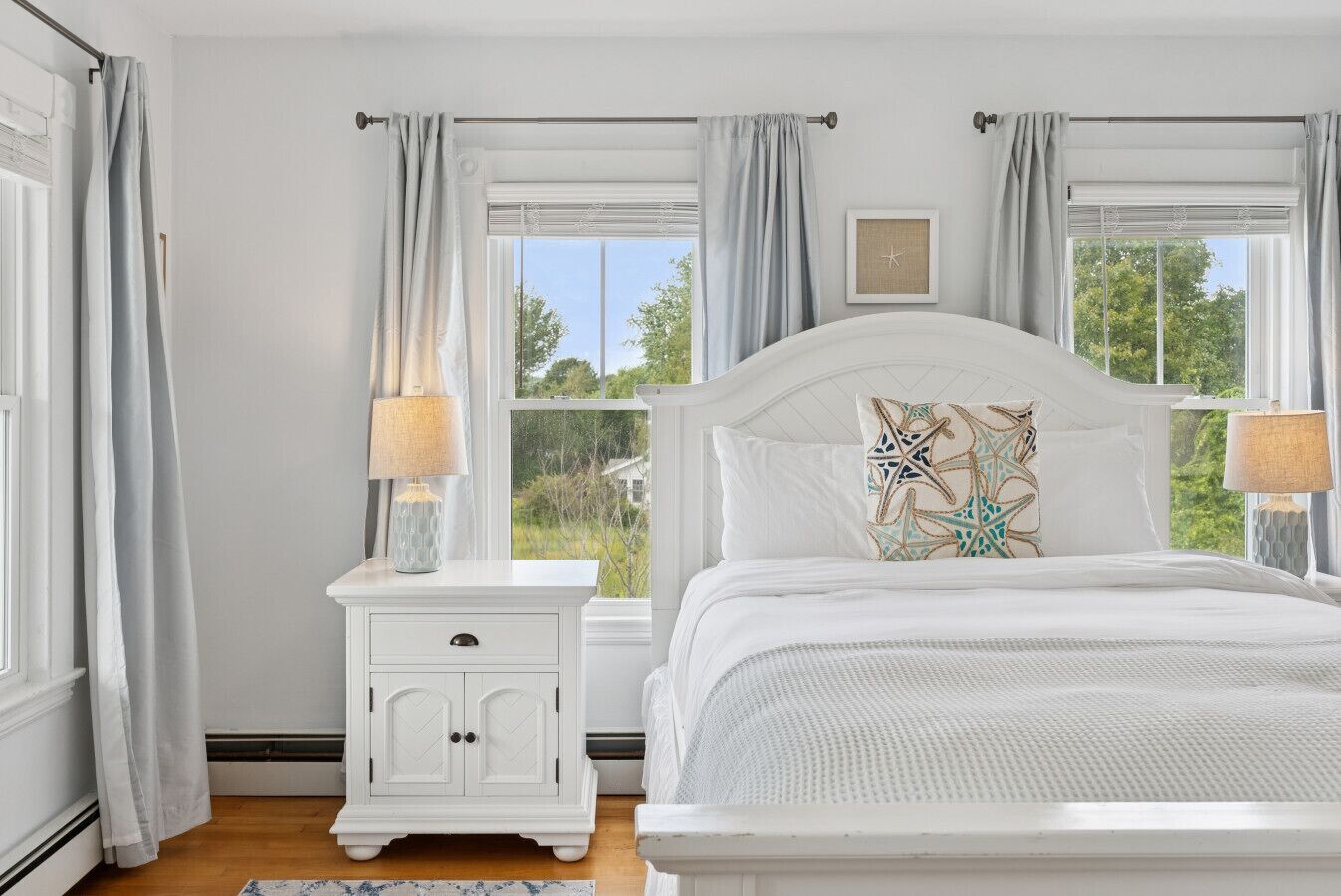 4 slaapkamers, een bureau, een strijkplank/strijkijzer, reisbedje