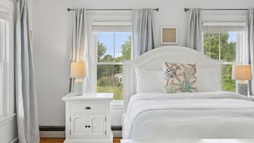 4 slaapkamers, een bureau, een strijkplank/strijkijzer, reisbedje