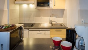 A compact kitchen with a Bosch dishwasher, a microwave, a toaster oven, a sink, and a coffee maker. - In the center of town, close to the ski slopes, 3 rooms, 2 bedrooms for 4 people (Val-d'Isère)