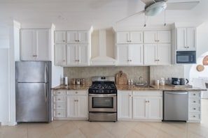 Maison, 3 chambres | Cuisine privée | Réfrigérateur, four, cafetière/bouilloire, grille-pain