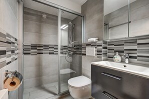 Shower, hair dryer, towels