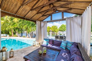 Outdoor dining - Blue Marlin - WATERFRONT Family-Style resort+1mi Beach+private HTD POOL/SPA (Pompano Beach)