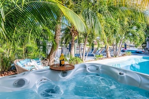 Pool - Blue Marlin - WATERFRONT Family-Style resort+1mi Beach+private HTD POOL/SPA (Pompano Beach)