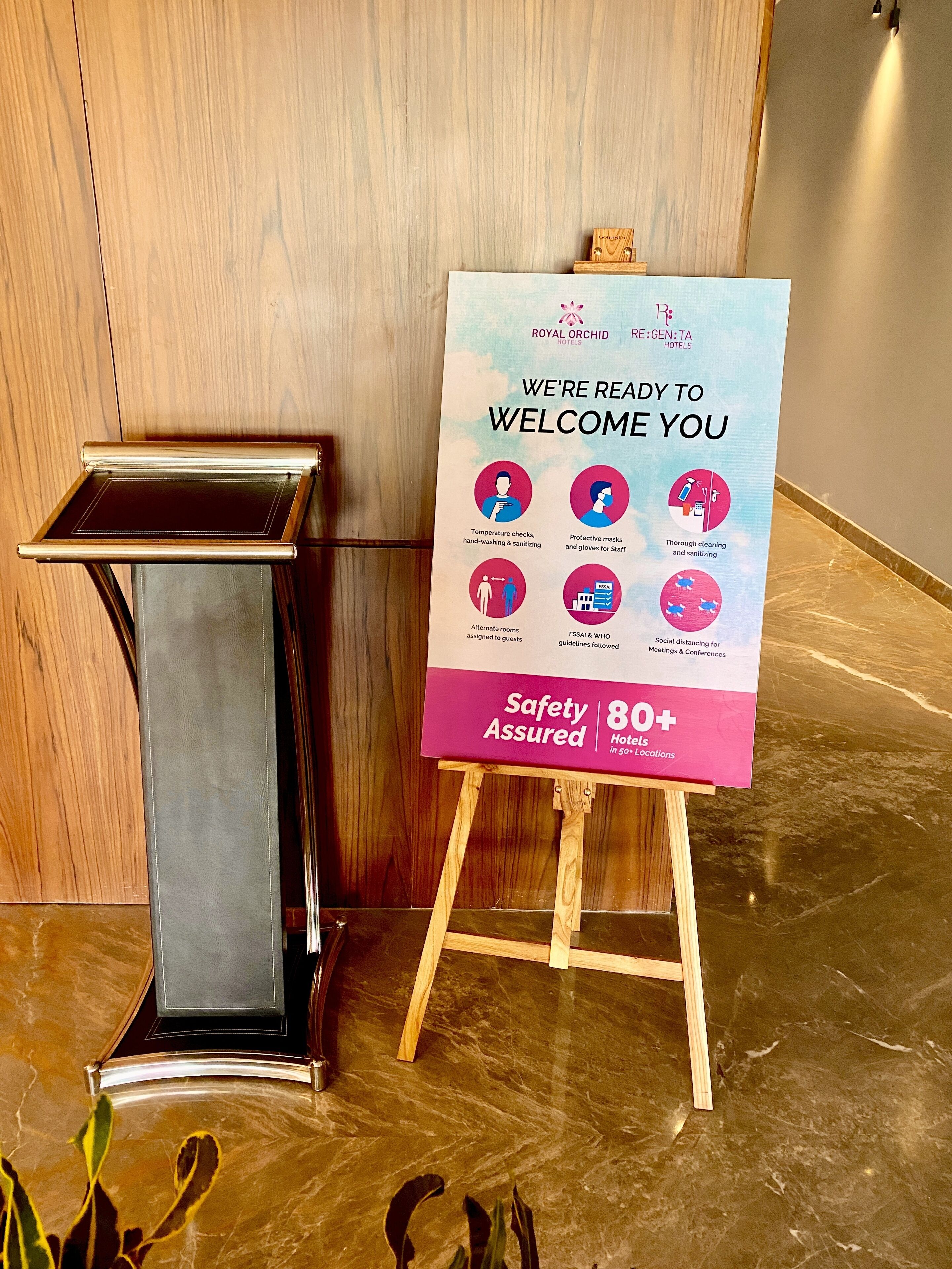 Ein Schild mit Sicherheitsvorkehrungen und Hotelinformationen.