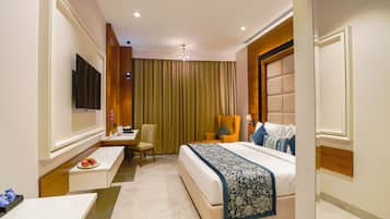 Deluxe Double Room | Minibar, in-room safe, desk, laptop workspace