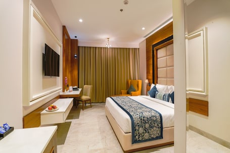 Minibar, caja de seguridad en la habitación y escritorio