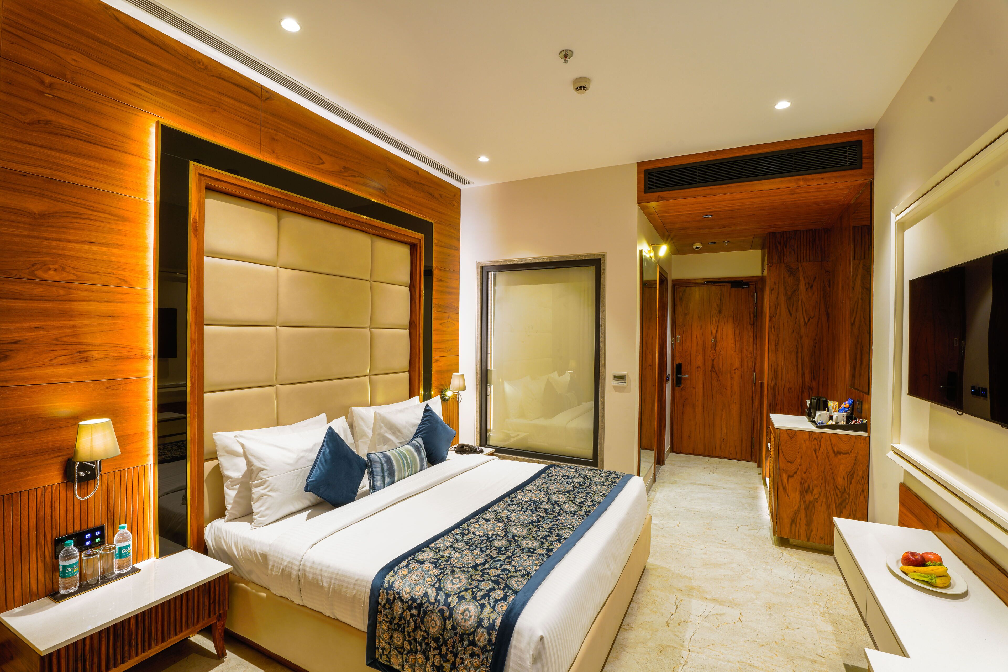 Phòng đôi Deluxe | Minibar, két bảo mật tại phòng, bàn 