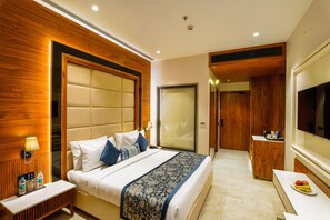 Habitación doble Deluxe | Minibar, caja de seguridad en la habitación y escritorio