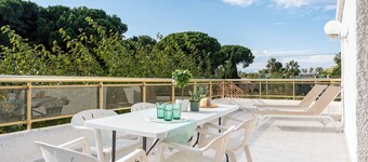 Villa à 30 m de la plage de Cambrils avec vue sur la mer, Wi-Fi, terrasses et jardin.