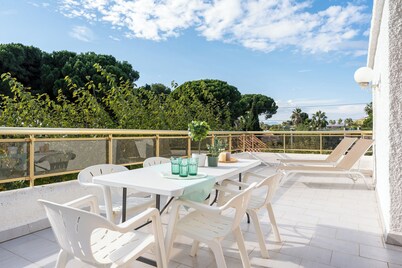 Villa 30 m from Cambrils Beach with Sea Views, Wi-Fi, Terraces and Garden