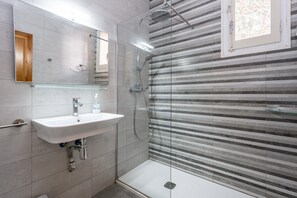 Tina, secadora de cabello, toallas 