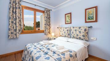 5 bedrooms, iron/ironing board, free WiFi, bed sheets