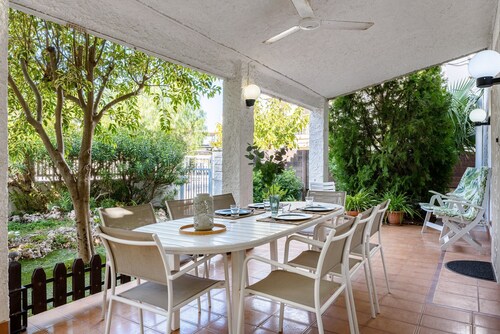 Villa 30 m from Cambrils Beach with Sea Views, Wi-Fi, Terraces and Garden