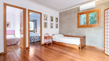 5 slaapkamers, een strijkplank/strijkijzer, gratis wifi, beddengoed