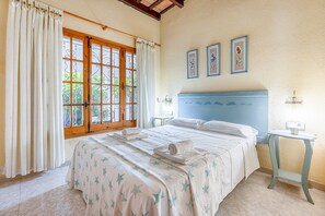 5 bedrooms, iron/ironing board, free WiFi, bed sheets