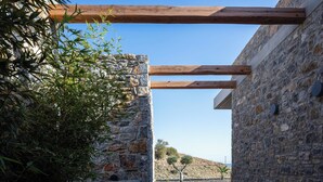 Un edificio in pietra con struttura a travi in legno e un muro in pietra.