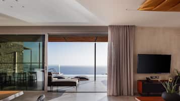 Una Smart TV, una mesa de tenis de mesa, un reproductor estéreo