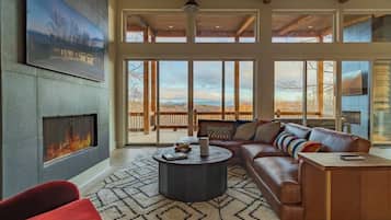 Televisión, chimenea y oficina