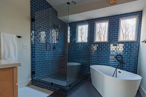 Shower, hair dryer, towels, shampoo - Mountain View Luxury Lodge | Hot Tub Retreat (Blue Ridge Mountains)