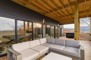 Terrace/patio - Mountain View Luxury Lodge | Hot Tub Retreat (Blue Ridge Mountains)