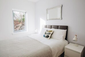 4 bedrooms, desk, iron/ironing board, WiFi