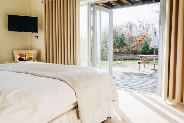 4 bedrooms, desk, iron/ironing board, WiFi