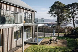 Terrace/patio - Carnanamish a Luxurious Cottage in Tobermory (Tobermory)