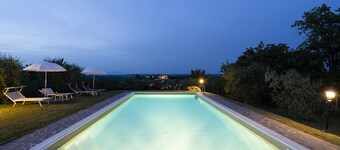 AGRITURISMO PISA HILLS-GIRASOLE. AREA ESTERNA PRIVATA. PISCINA & JACUZZI.