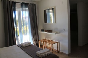 Iron/ironing board, free WiFi - Cabanas Gardens,  4px, pool view (Cabanas de tavira)