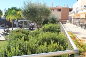 Terrace/patio - Cabanas Gardens,  4px, pool view (Cabanas de tavira)