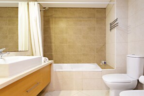 Baignoire, séchoir à cheveux