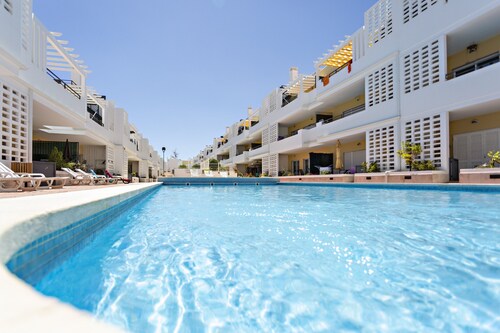 Ideal for families in the centre of Cabanas!