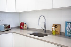 Kühlschrank, Mikrowelle, Ofen, Herdplatte