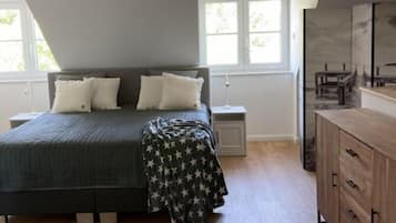 2 bedrooms, travel crib, free WiFi